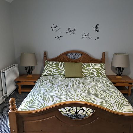 בלפסט Maire Toireasa - Cosy Refurbished Property In The Gaeltacht Quarter מראה חיצוני תמונה
