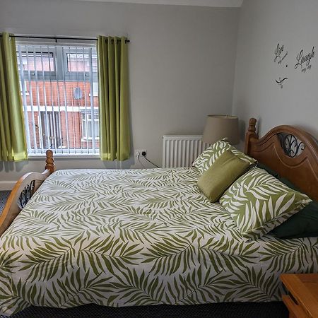 בלפסט Maire Toireasa - Cosy Refurbished Property In The Gaeltacht Quarter מראה חיצוני תמונה